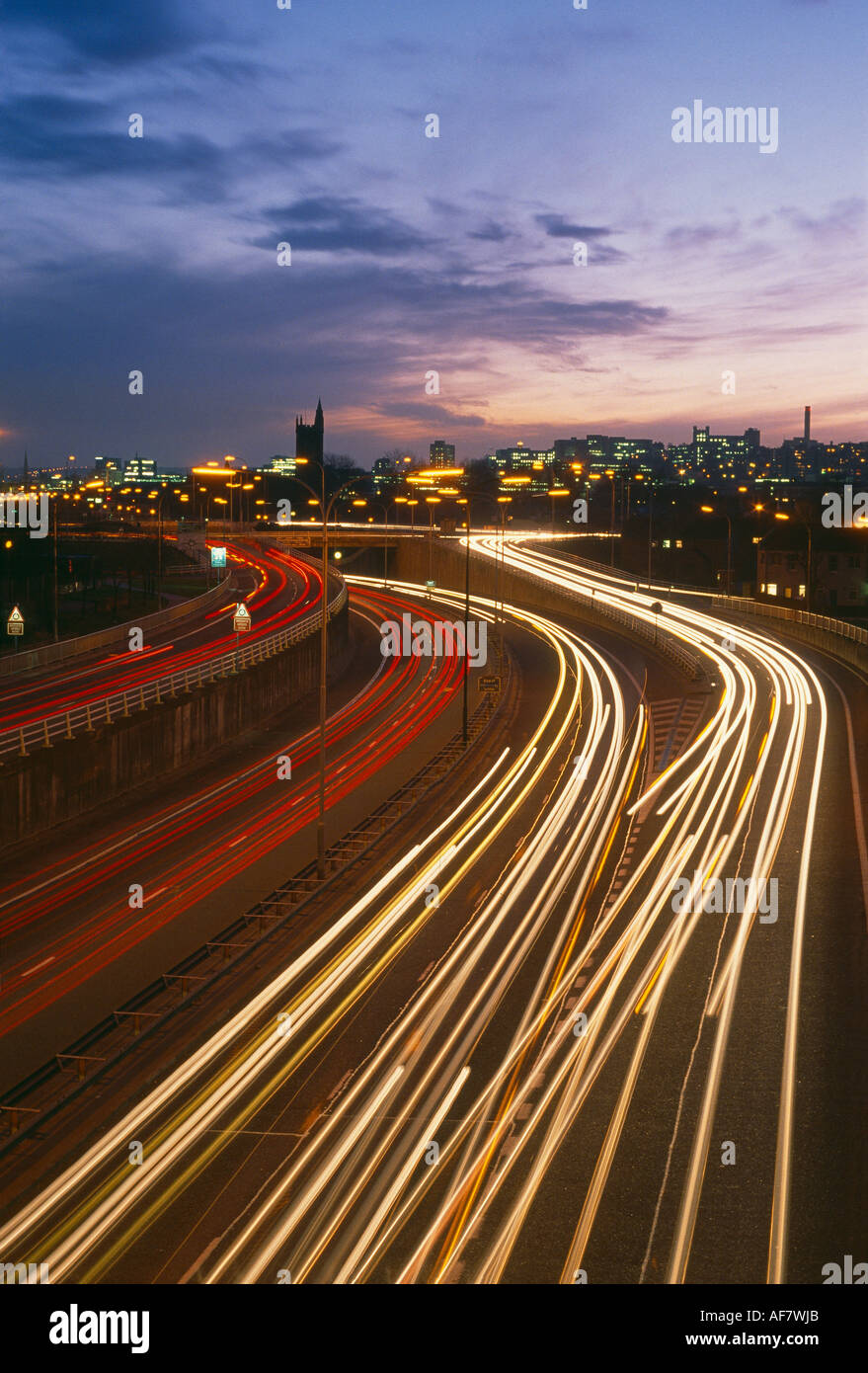 Verkehr auf der Autobahn M32 in der Abenddämmerung Bristol England UK Stockfoto