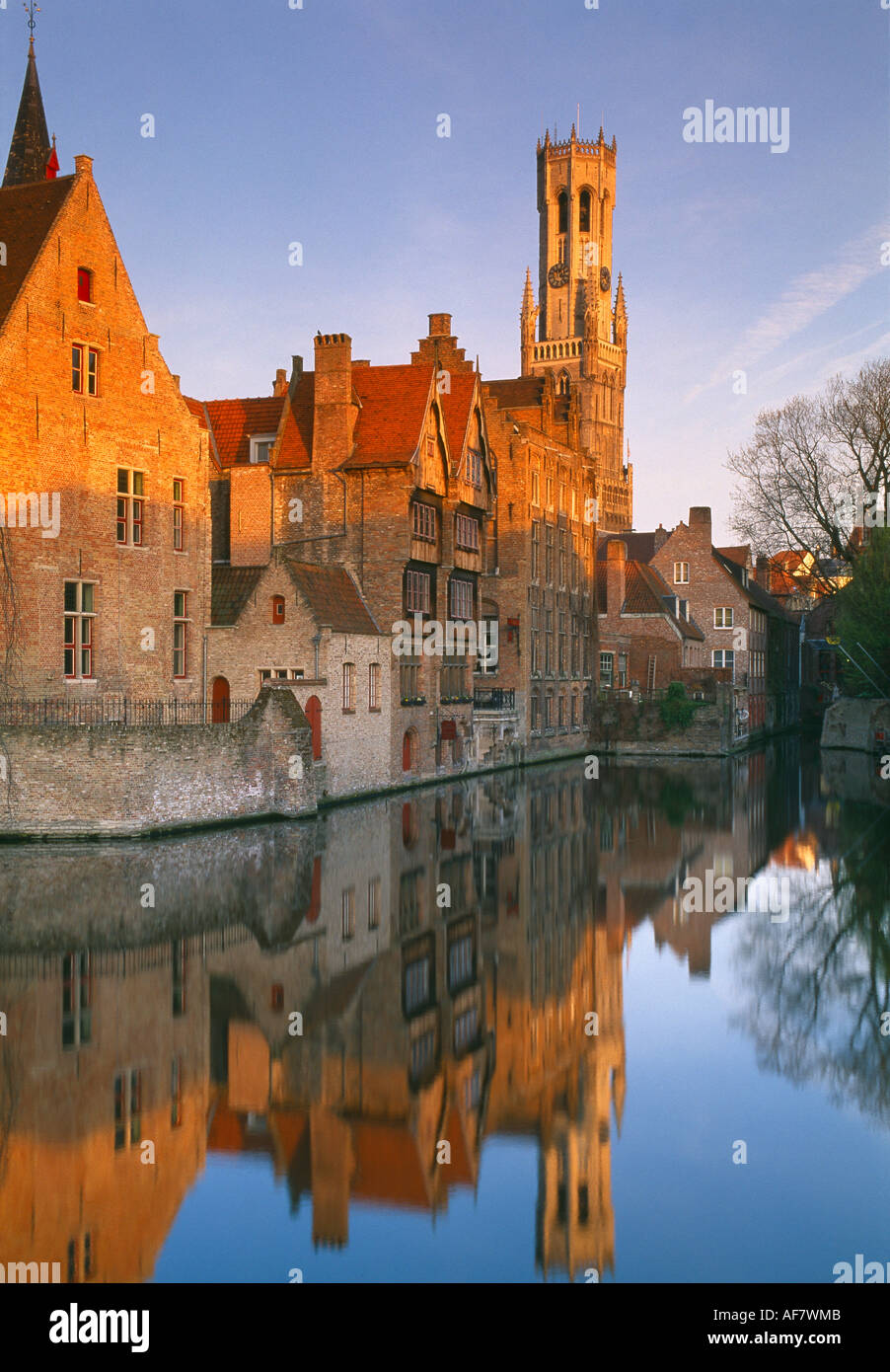 der Glockenturm und Rozenhoedkaai spiegeln sich im Kanal Brugge Belgien Stockfoto