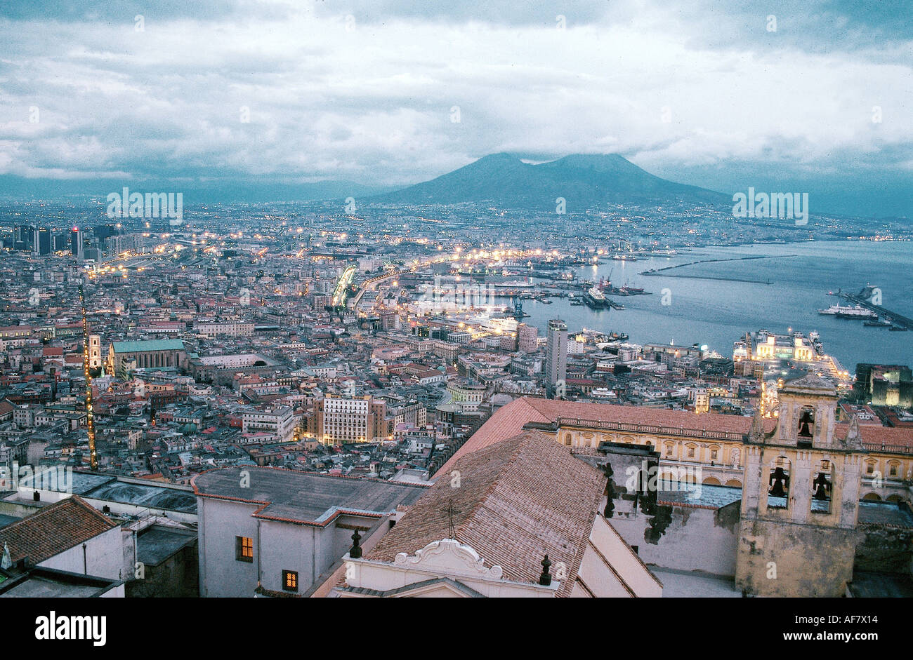 Geographie/Reisen, Italien, Neapel, Blick auf die Stadt, das Stadtbild Blick von Castel Sant Elmo, Port, Dämmerung, Additional-Rights - Clearance-Info - Not-Available Stockfoto