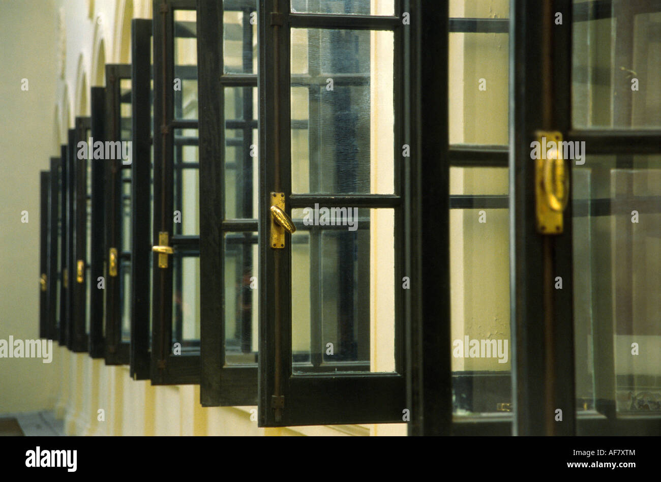 Zeile der geöffneten Fenster im Hotel Sevilla, Havanna, Kuba Stockfoto