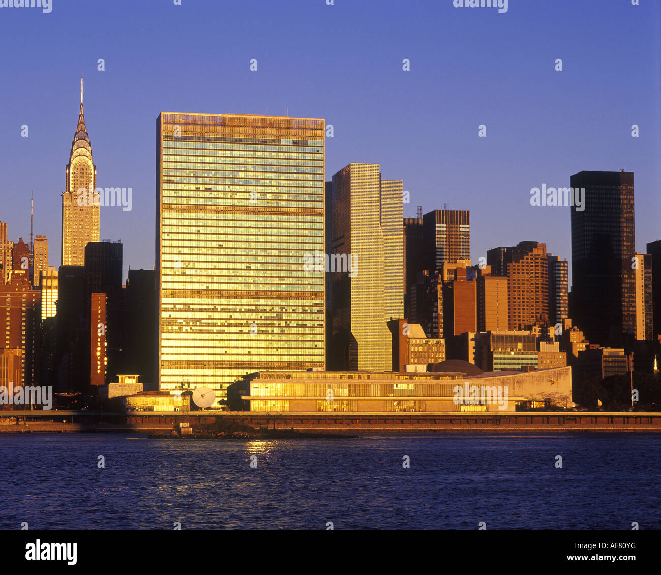 CHRYSLER GEBÄUDE (©WLLIAM VAN ALEN 1930) UNITED NATIONS GEBÄUDE (©NIEMEYER, LE COURBSIER, HARRISON 1951) MIDTOWN SKYLINE MANHATTAN NEW YORK CITY USA Stockfoto