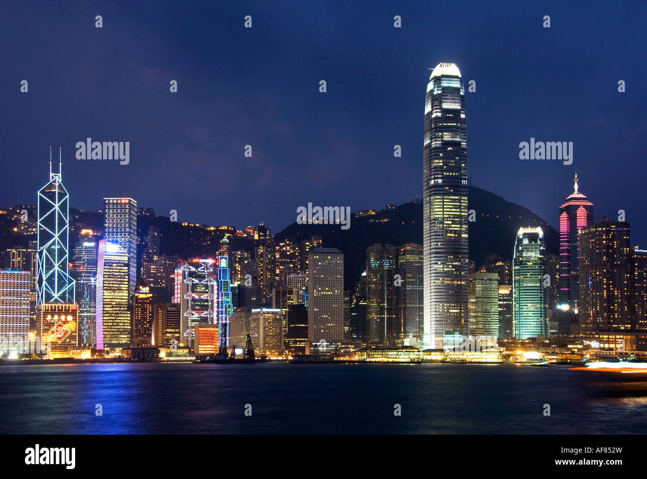 Nacht-Blick auf die berühmte Skyline von Hong Kong gesehen von der Kowloon-Seite des Hafens, Hong Kong, China, Asien Stockfoto