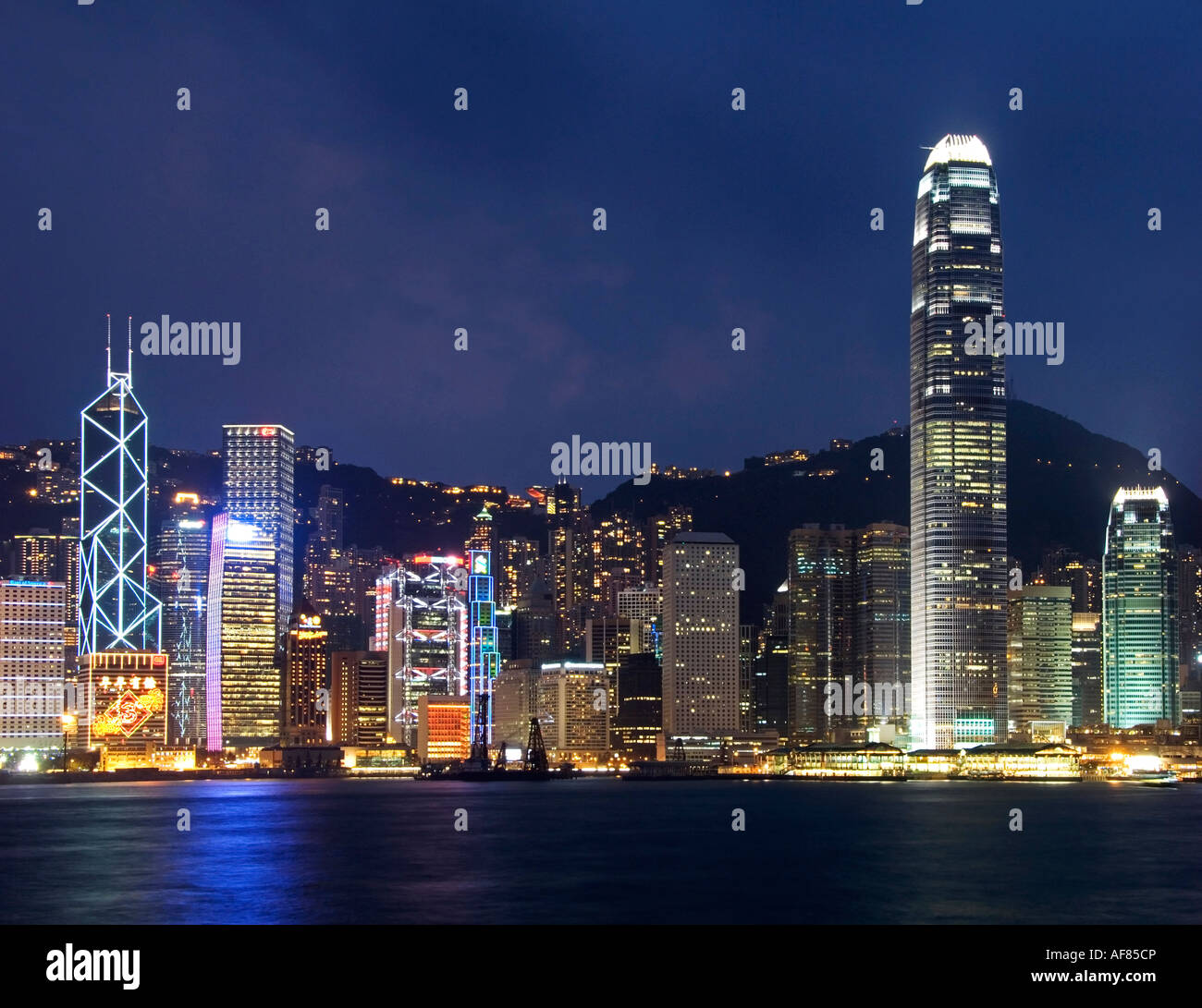 Nacht-Blick auf die berühmte Skyline von Hong Kong gesehen von der Kowloon-Seite des Hafens, Hong Kong, China, Asien Stockfoto
