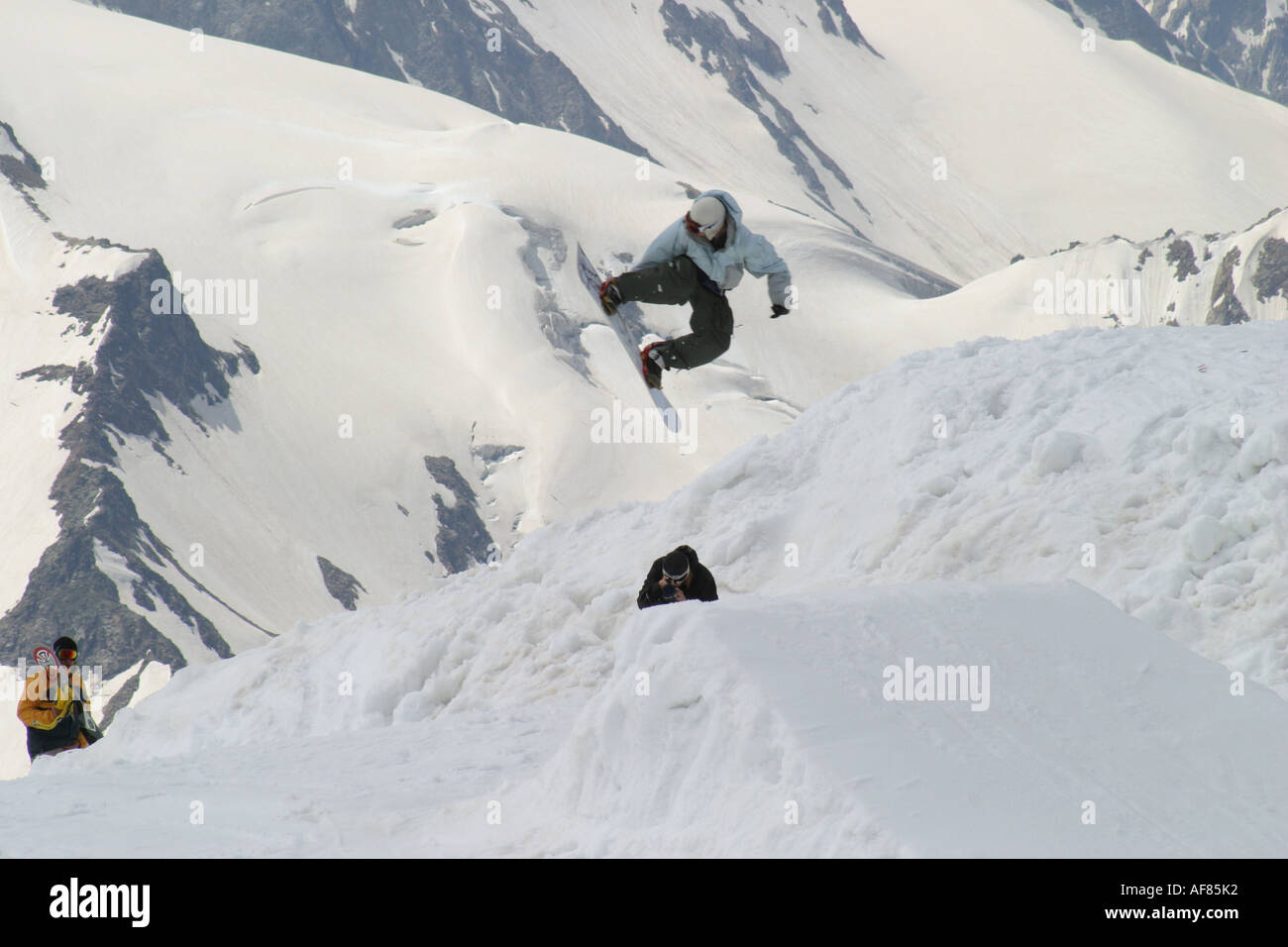 SPC55 Elbrus Reise Snowboard Sommercamp 96 - Profi-Snowboarder springt, Kaukasus, Elbrus Region, Kabardino-Balkarien, Russland Stockfoto