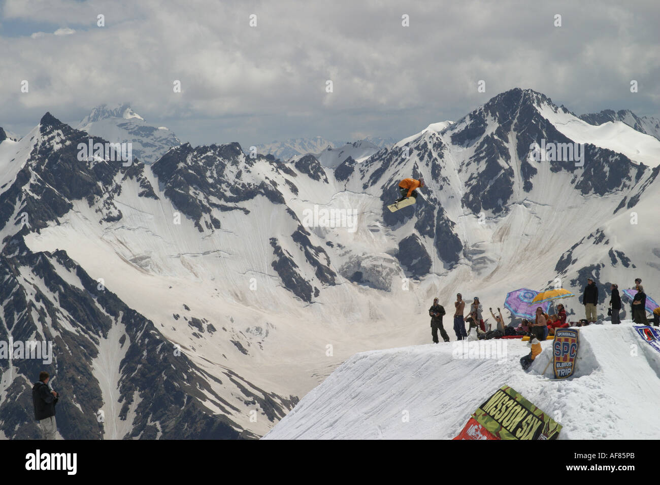 SPC55 Elbrus Reise Snowboard Sommercamp 67 - Profi-Snowboarder springt, Kaukasus, Elbrus Region, Kabardino-Balkarien, Russland Stockfoto