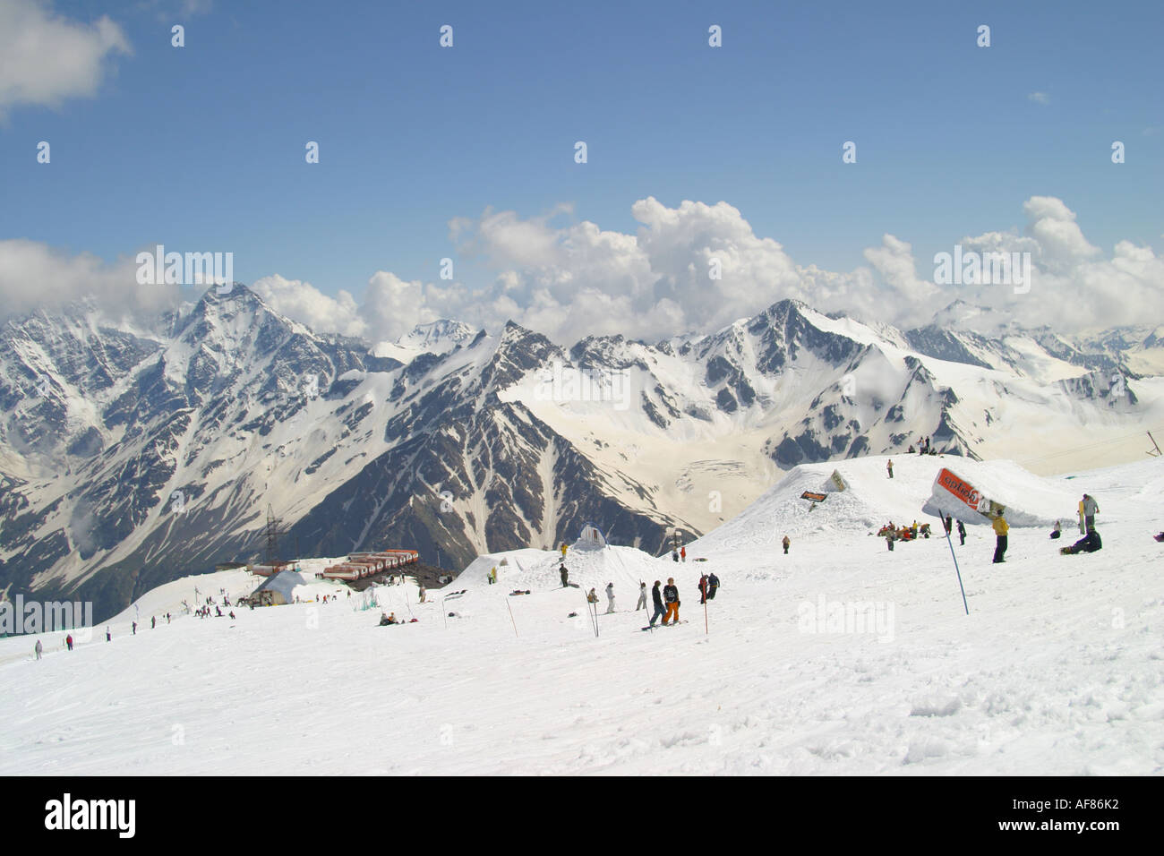 SPC55 Elbrus Reise Snowboard Sommercamp 24 - gemeinsame Ansicht, Kaukasus, Elbrus Region, Kabardino-Balkarien, Russland Stockfoto