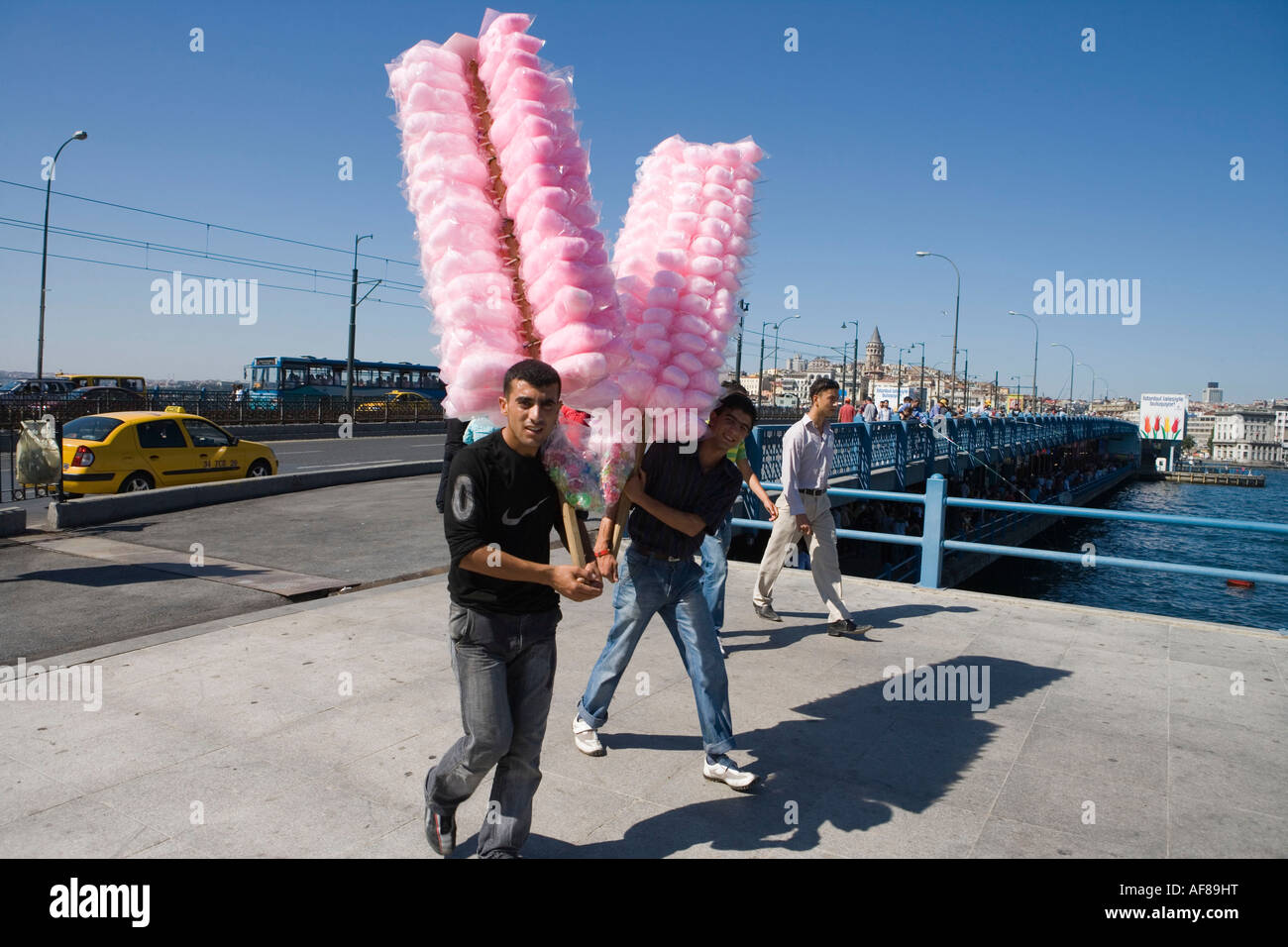 Zuckerwatte-Hausierer entlang der Waterfront, in der Nähe von Galata-Brücke, Istanbul Istanbul, Türkei Stockfoto