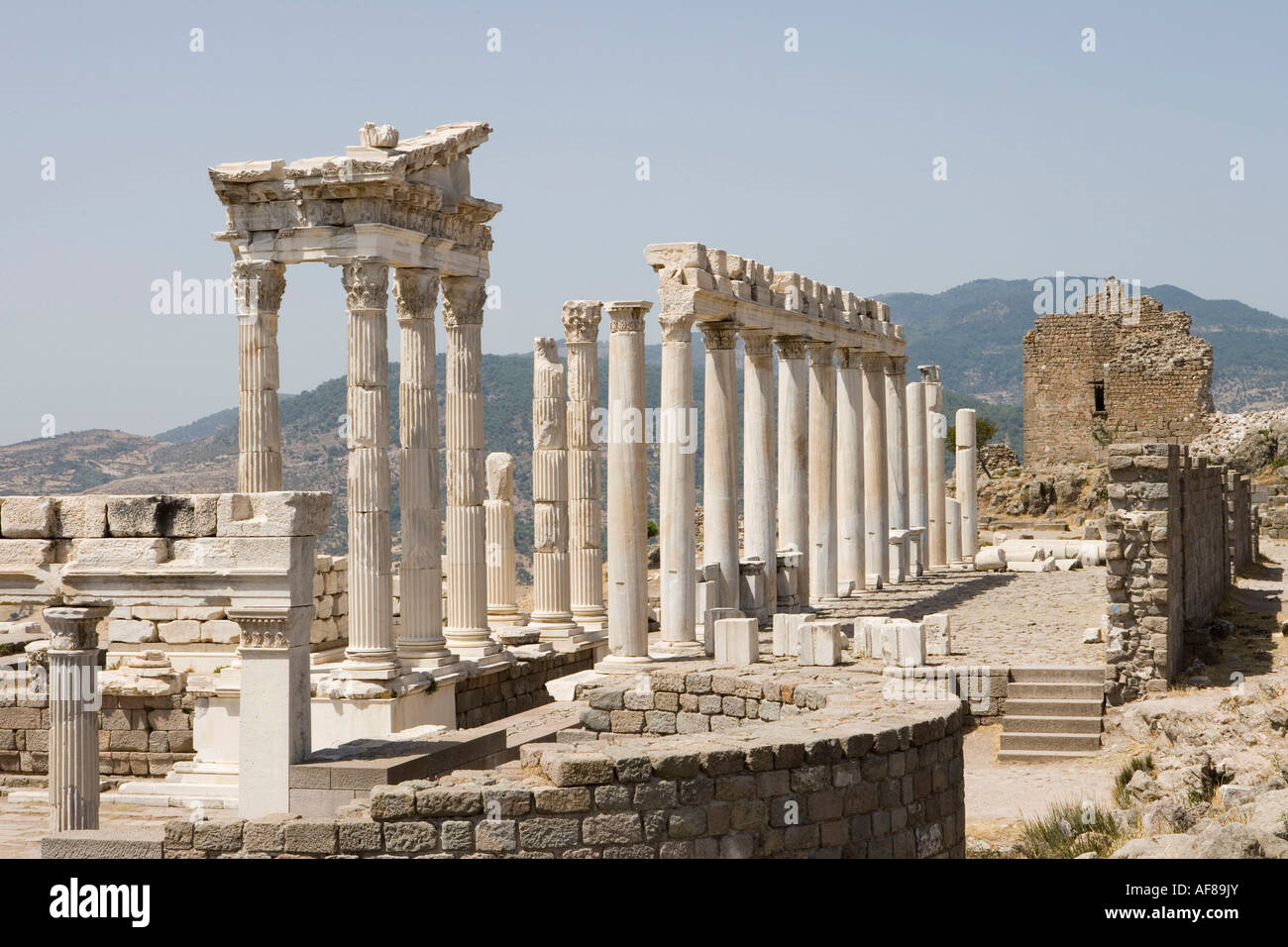 Tempel des Trajan Spalten, Akropolis, antike Pergamon, Bergama, Türkei Stockfoto