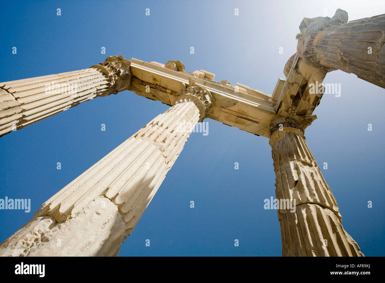 Spalten aus dem Tempel des Trajan, Akropolis, antike Pergamon, Bergama, Türkei Stockfoto