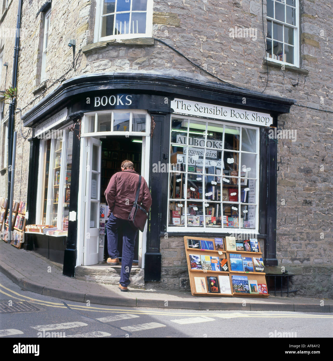 Rückansicht des Mannes am Eingang des Buchladens „The sensible Bookshop“ während des Hay Festivals in der Stadt Hay auf Wye Powys Wales, Großbritannien, KATHY DEWITT Stockfoto