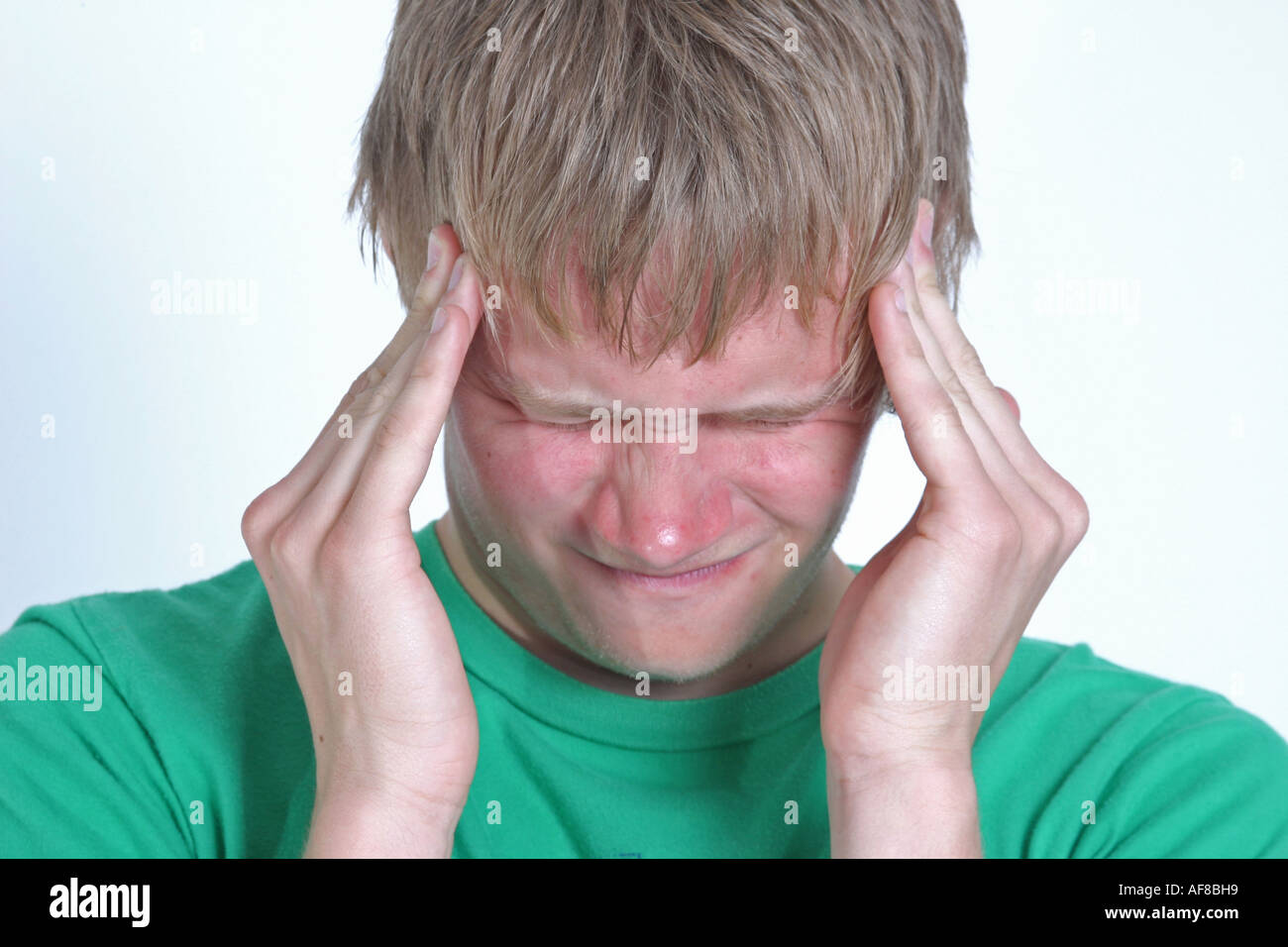 Ein Stock Foto von einem jungen Männchen mit Kopfschmerzen Stockfoto