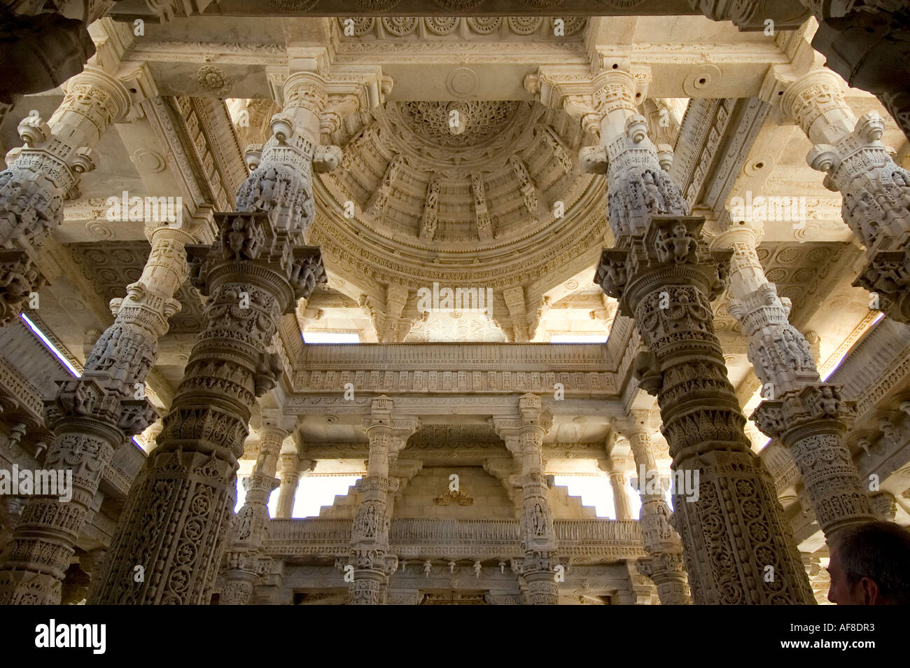 Horizontale Innenansicht des Waldes von geschnitzten Marmor Säulen und Bögen auf der Adinath-Jain-Tempel. Stockfoto