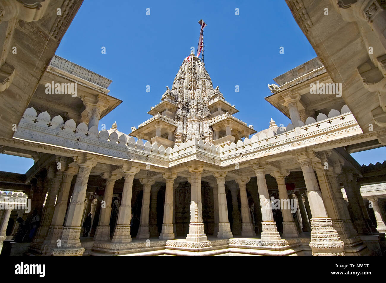 Horizontale innen Weitwinkelaufnahme des geschnitzten Marmor Säulen und Bögen auf der Adinath-Jain-Tempel. Stockfoto