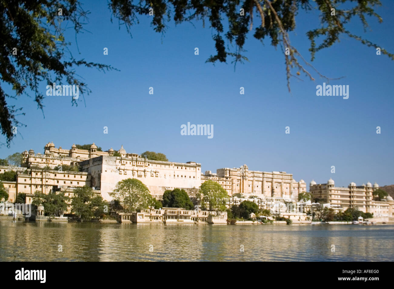 Horizontalen Weitwinkel über Pichola-See an das Märchen City Palace in Udaipur. Stockfoto