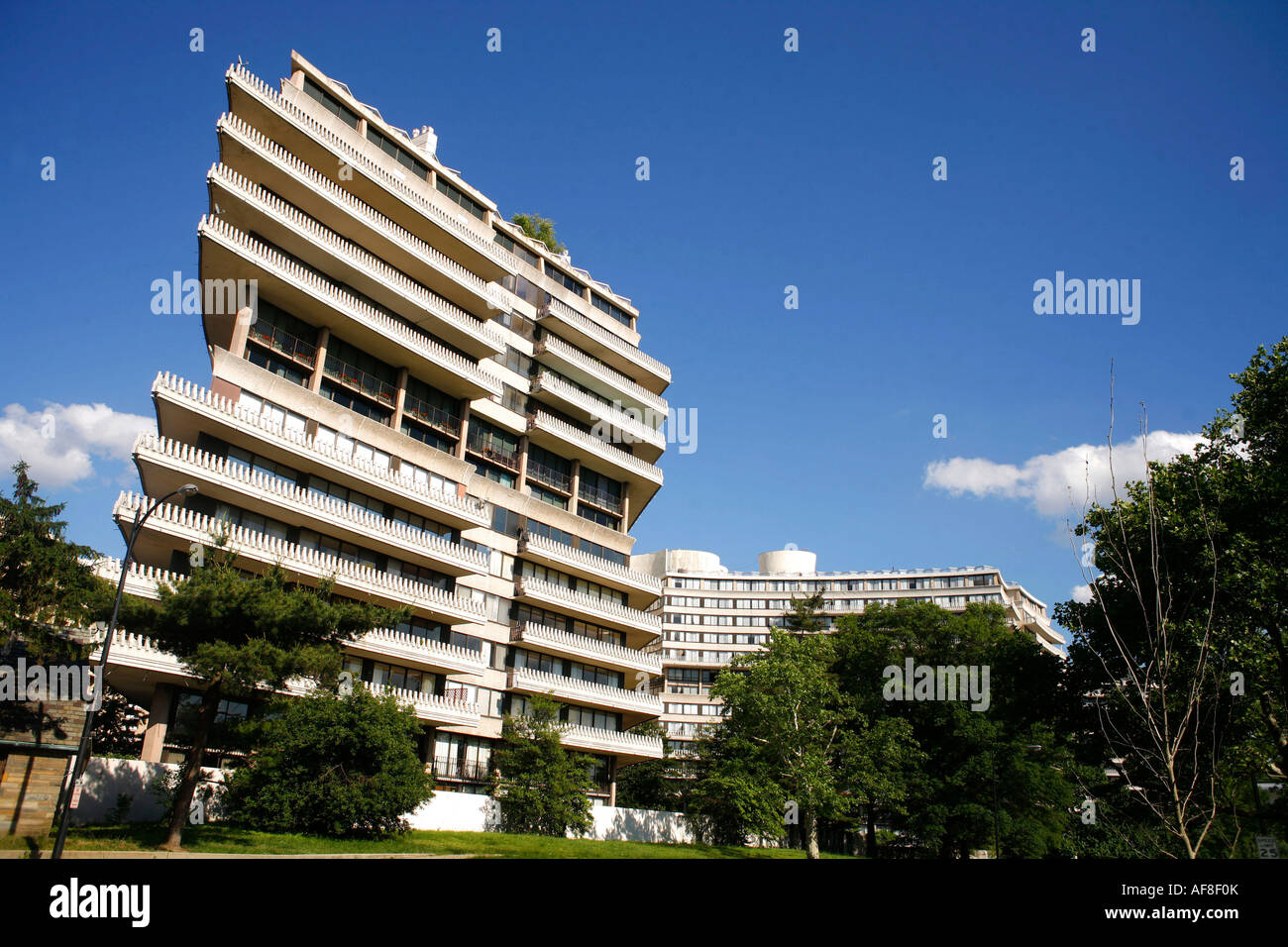 Büro-und Geschäftshaus unter blauem Himmel, Watergate-Komplex, Washington DC, America, USA Stockfoto