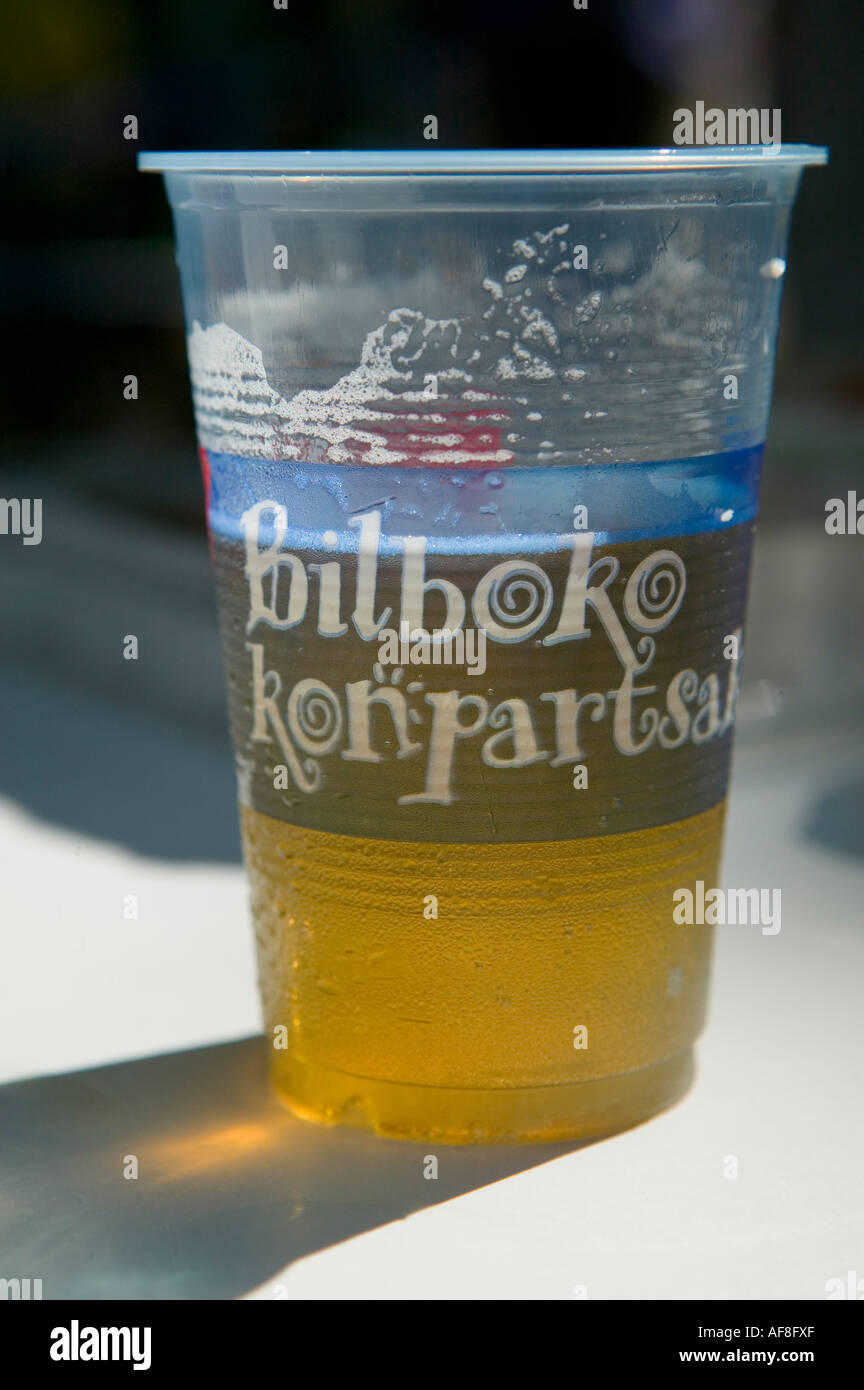 Bilboko Konpartsak auf Plastikbecher mit Bier Plaza Arenal Bilbao Pais Vasco baskischen Land Spanien Stockfoto