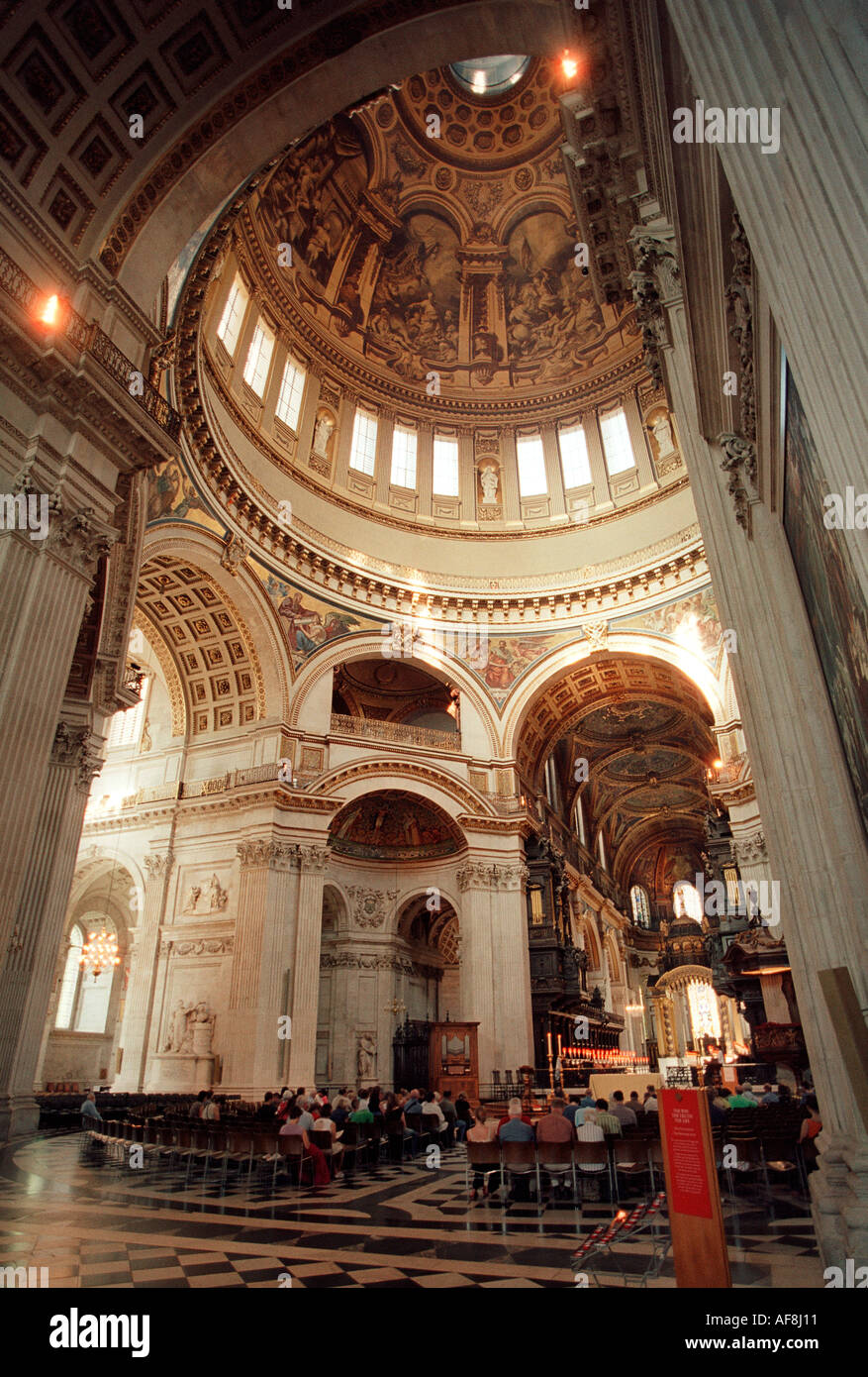 Innenraum der St. Pauls Cathedral nachschlagen in der Kuppel London England Stockfoto