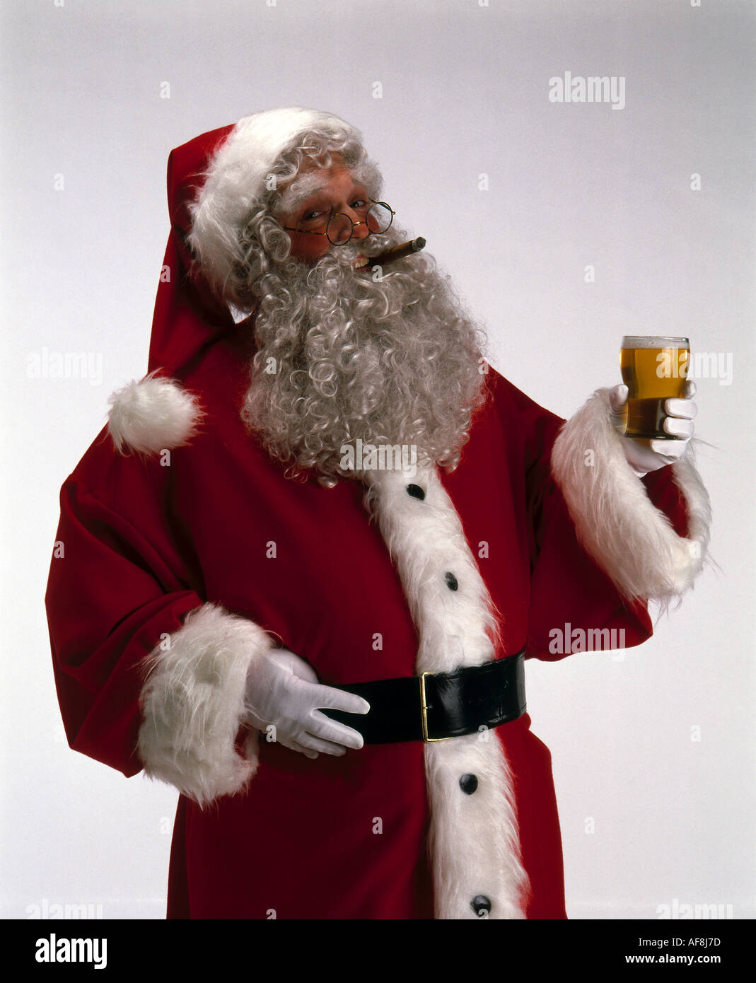 Weihnachtsmann mit Zigarre und Bier Stockfoto