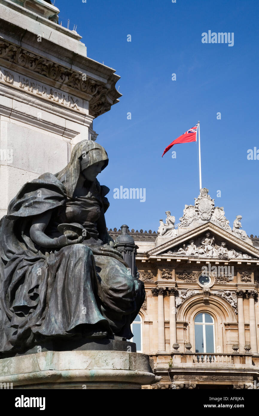 Statue und das Maritime Museum Queen Victoria Square Kingston upon Hull East Yorkshire England Stockfoto