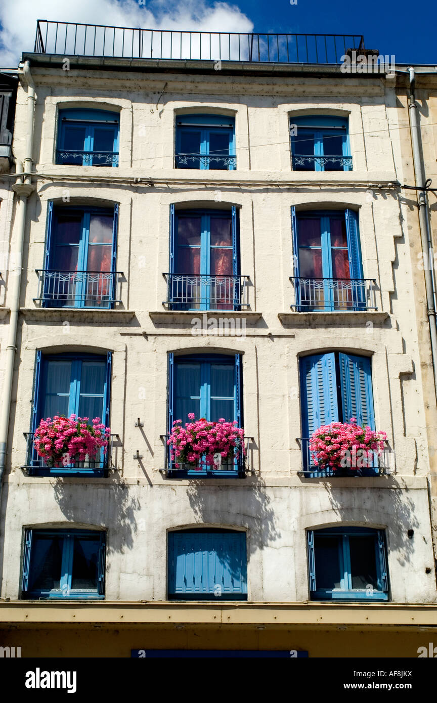 Verdun Blumen Stadt blaue Fenster Frankreich Französisch Stockfoto