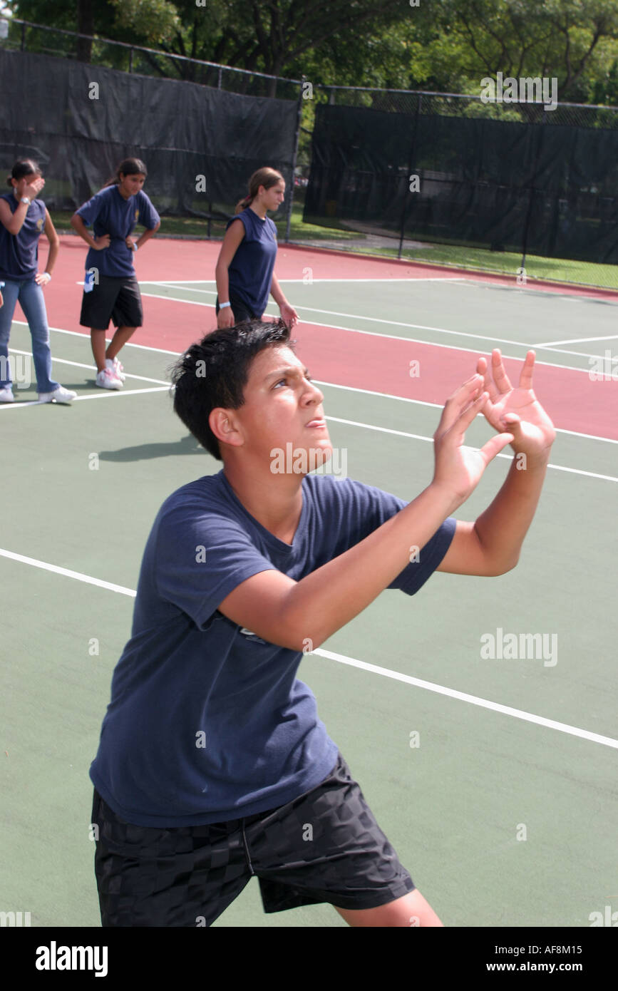 Miami Florida, Hadley Park, Miami Dade County Parks Sommercamp Programm, Volleyball, Männer, Männer, Männer, Erwachsene, Erwachsene, Sport, Sportler, Spiel, lateinamerikanisches Latino Stockfoto