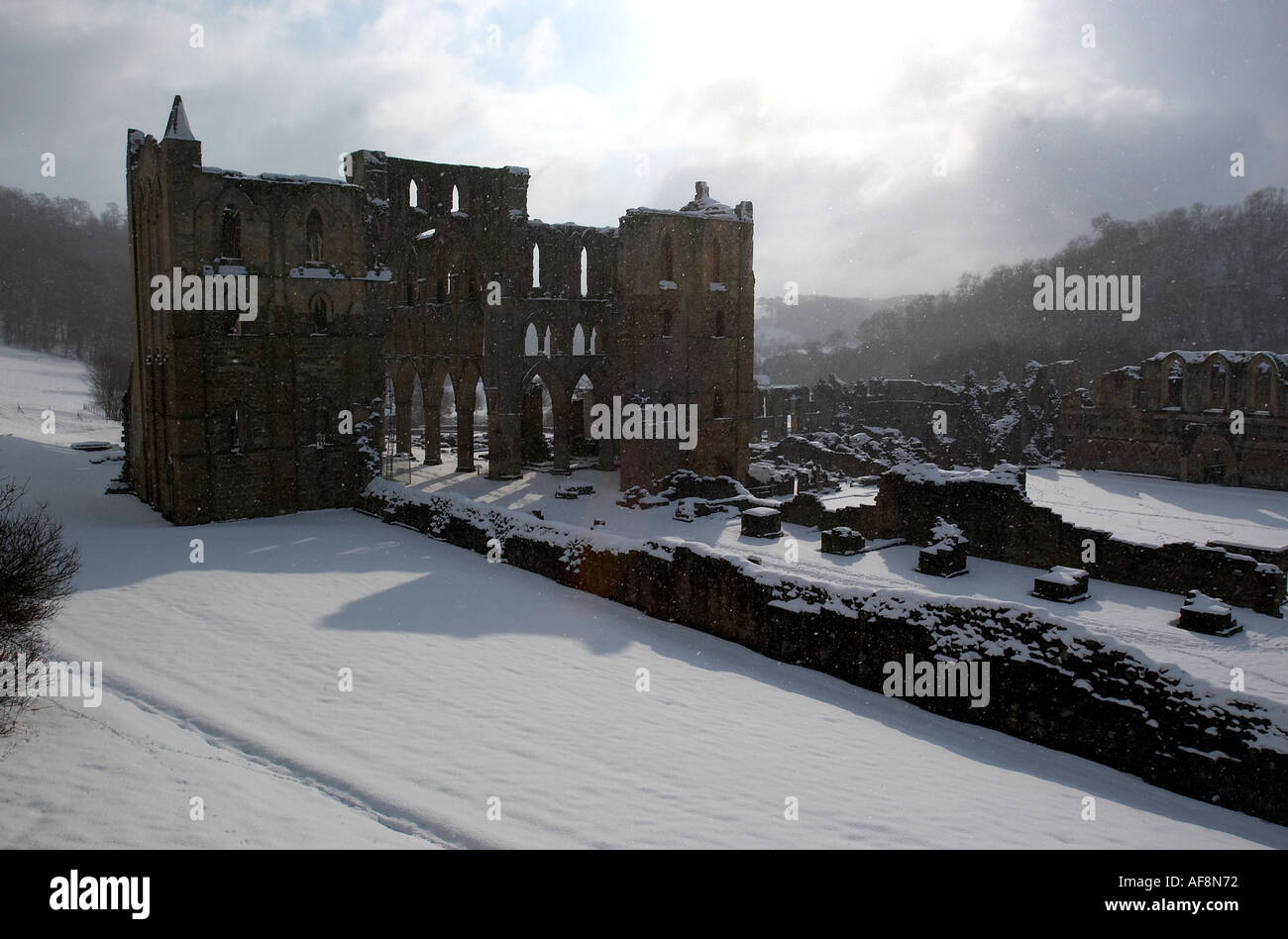 Rievaulx Abbey bedeckt Schnee North Yorkshire Moors Nationalpark UK Stockfoto