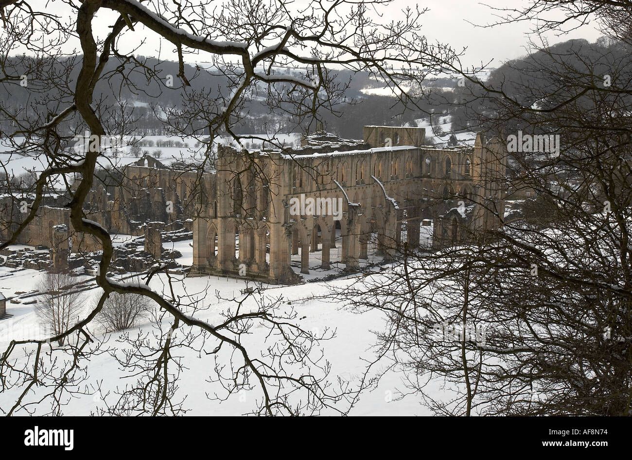 Rievaulx Abbey bedeckt Schnee North Yorkshire Moors Nationalpark UK Stockfoto