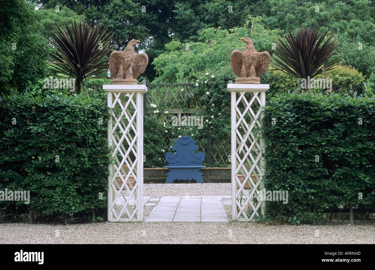 Garten Eingang Holz Saulen Stein Dekorative Vogel Italianate