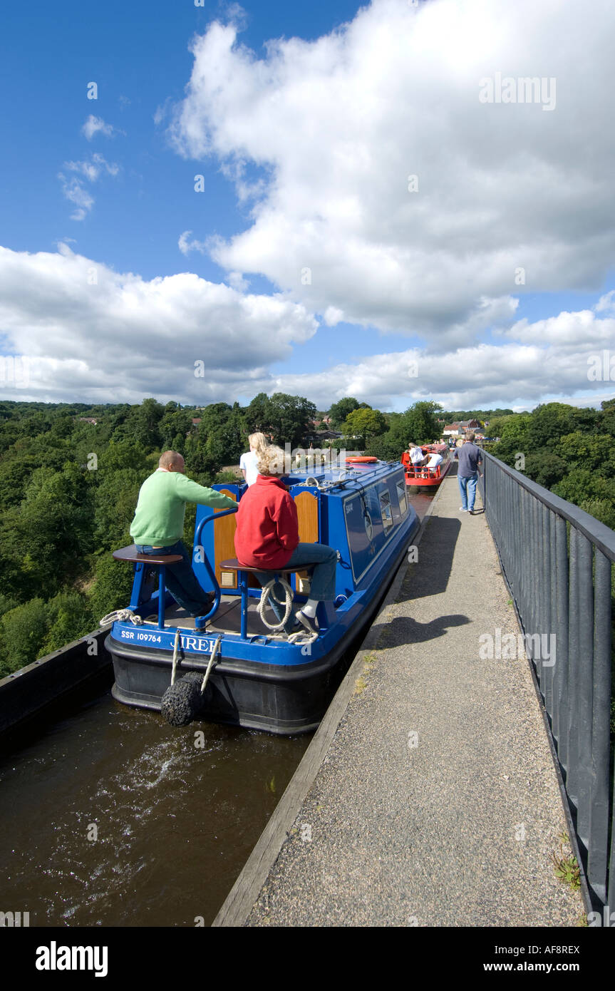 Urlauber auf Narrowboat Lastkahn Pontcysyllte Viadukt Llangollen Kanal von Thomas Telford Pontcysyllte-Nord-Wales gebaut Stockfoto