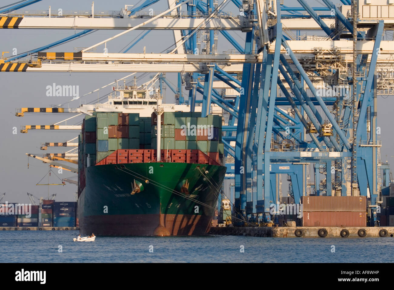 Container-Schiff im Hafen. Schiffahrt, Seetransportlogistik, Netzwerke und Logistikmanagement. Stockfoto