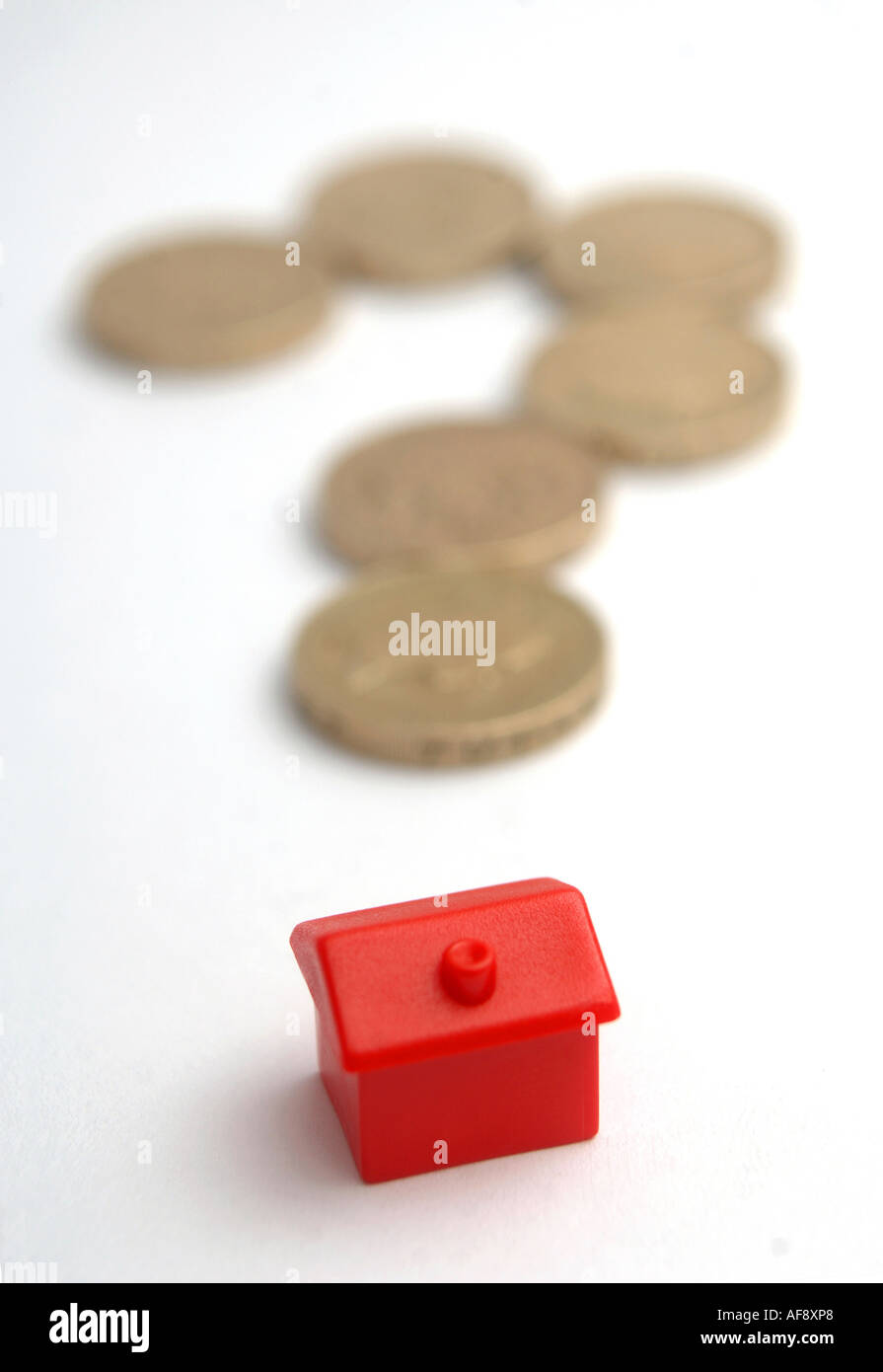 Monolopy Haus und Münzen in der Form eines Fragezeichens Haus Preis und Zinssatz Veränderungen veranschaulichen Stockfoto