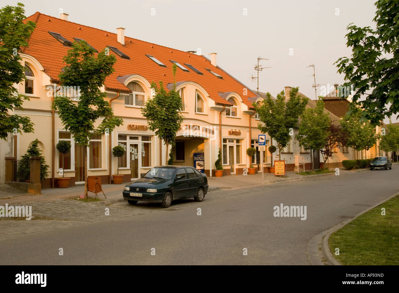 Hotel, Straßenszene in der kleinen Stadt von Baja, Ungarn Stockfoto