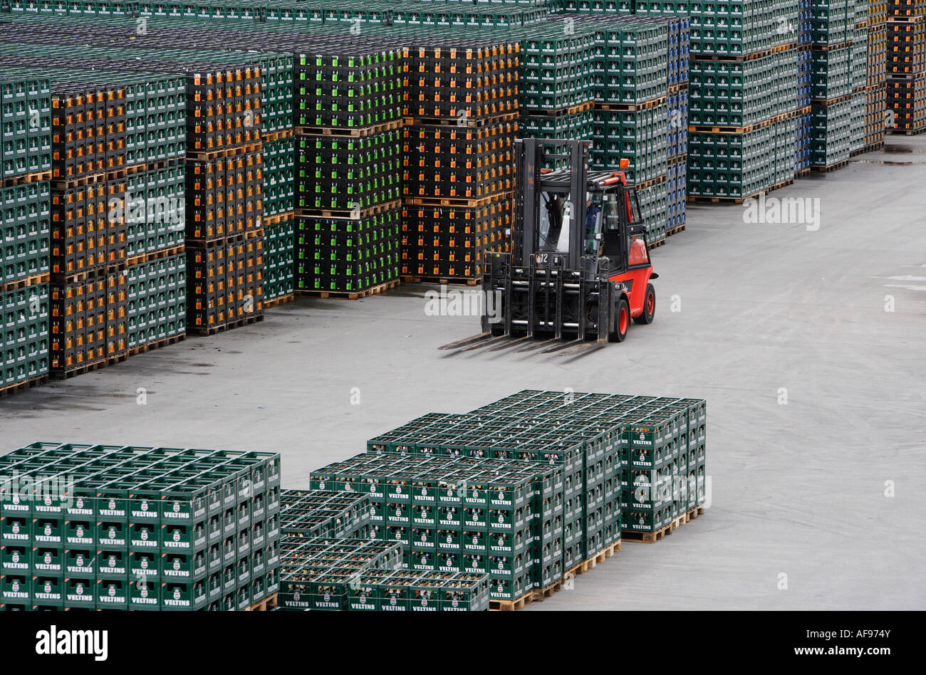 Brauerei C A Veltins GmbH Und Co Gabelstapler auf das Depot für das Leergut Stockfoto