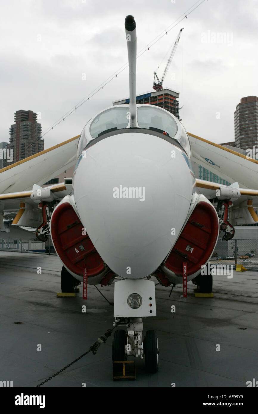 Grumman A-6F Intruder auf dem Display auf dem Flugdeck der Intrepid Sea Air Space Museum New York City New York USA Stockfoto