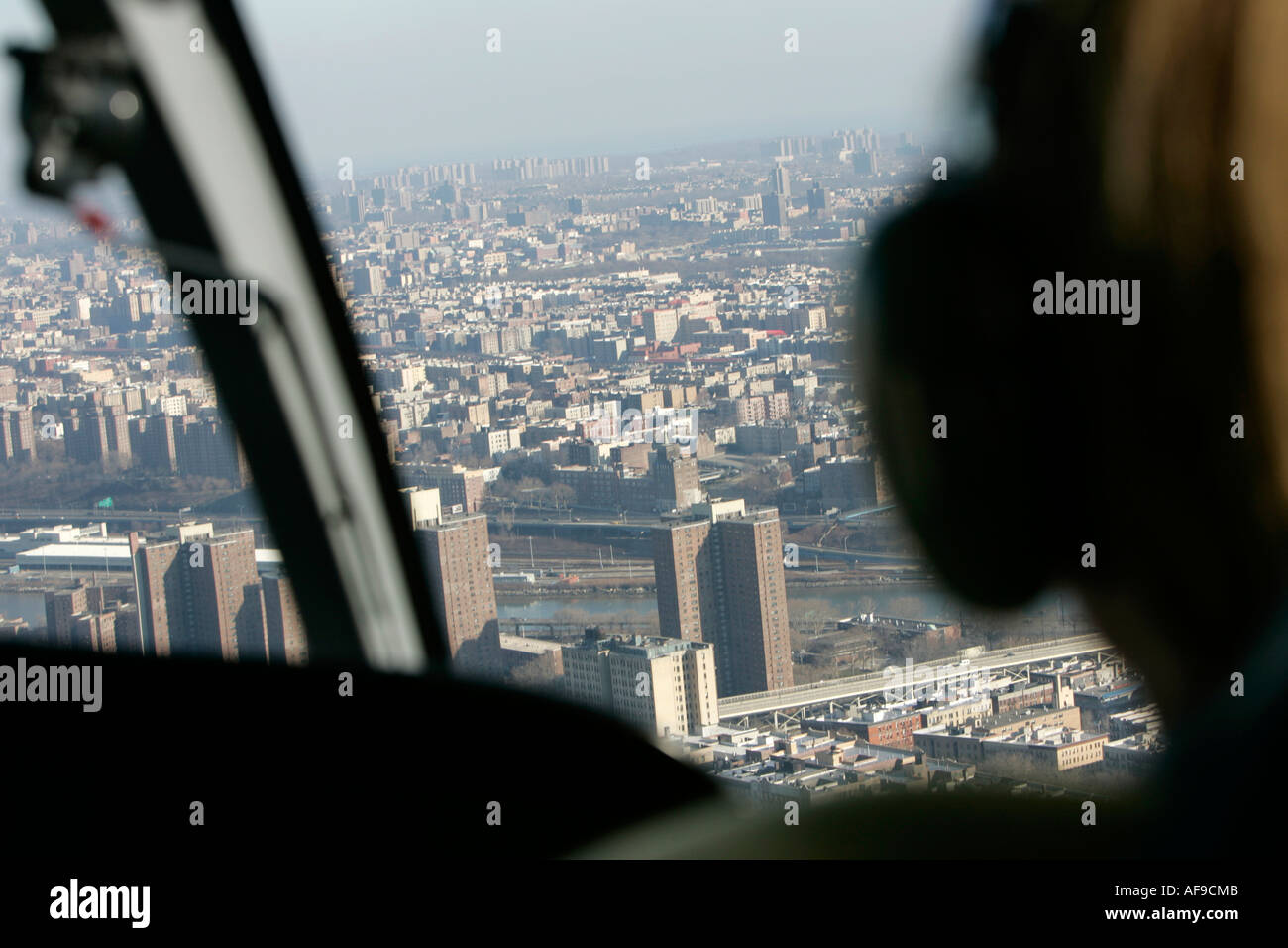 American Eurocopter EC130 fliegt über Harlem und East River gesehen durch Plexiglas durch Pilot im Helikopter sightseeing Stockfoto