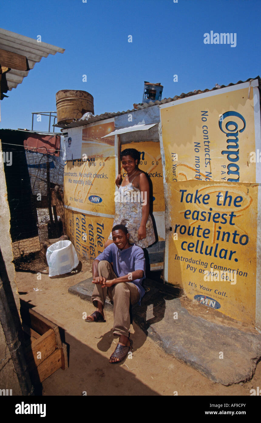 Südafrika-Johannesburg, Soweto Township, Mann und Frau vor Haus Stockfoto