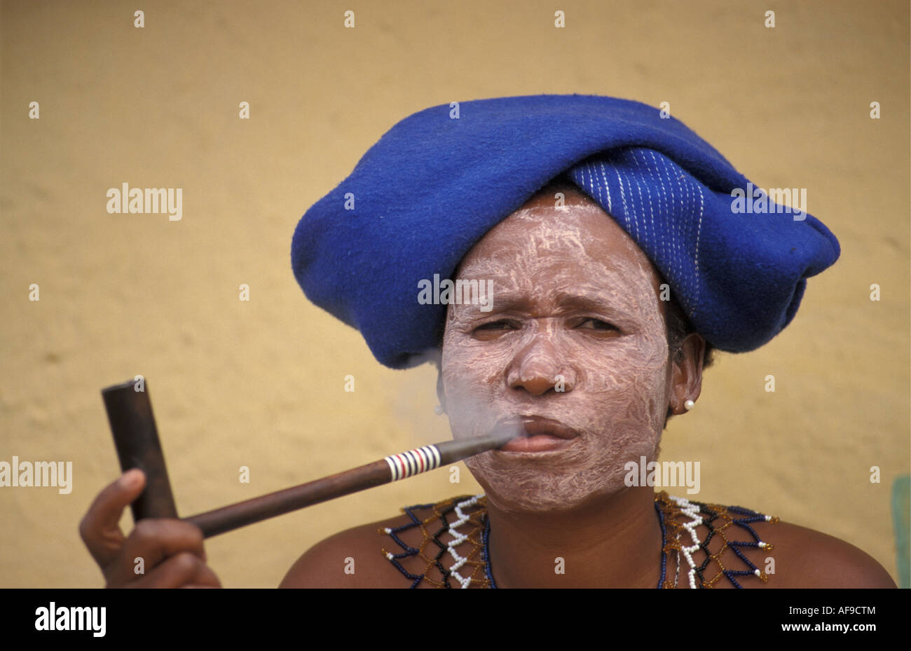 Südafrika in der Nähe von Pretoria, Frau des Xhosa Stamm Pfeife Stockfoto