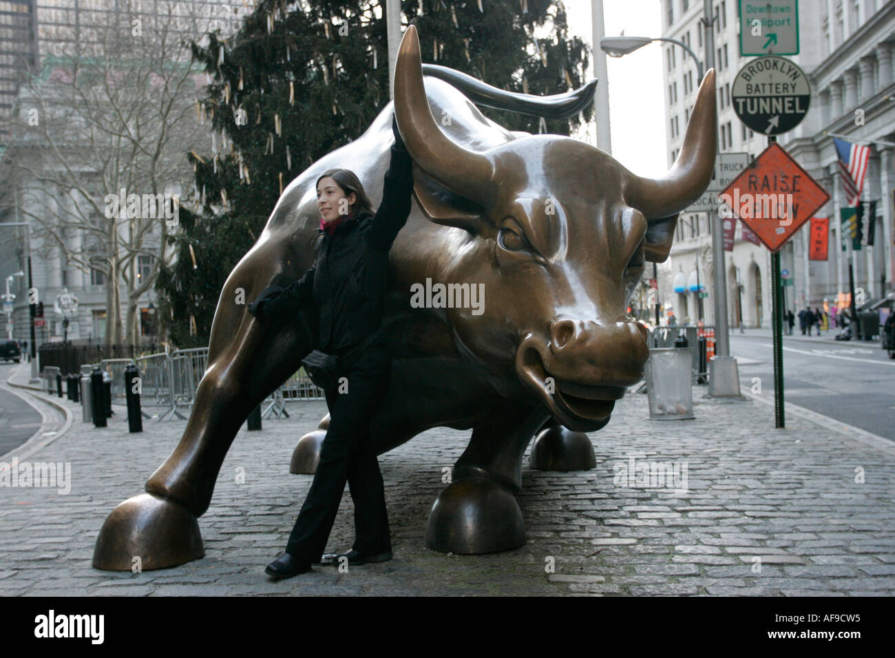 weibliche Touristen im Laden Bull Statue Bronze Skulptur Bowling Green Park in New York City New York USA Stockfoto