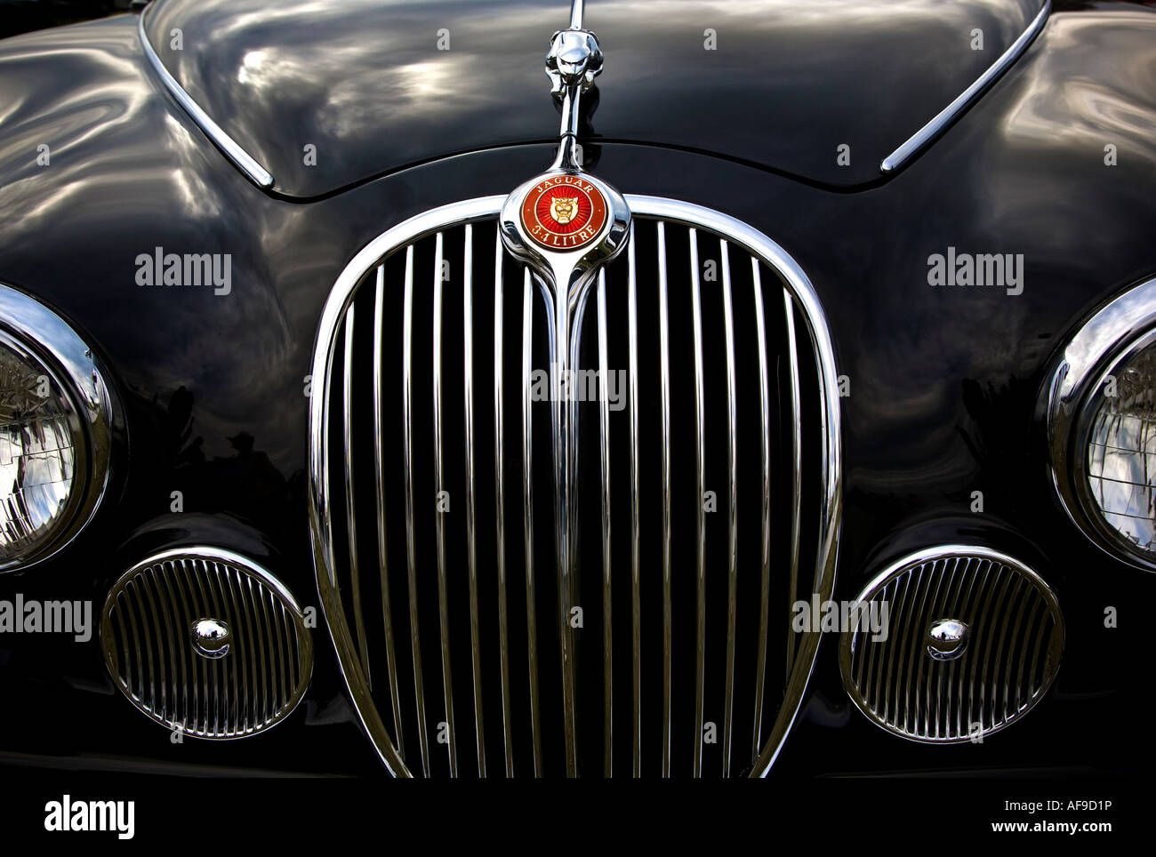 Eine Nahaufnahme von einem makellosen schwarzen Jaguar XK150. Goodwood Revival West Sussex UK 2007 Stockfoto