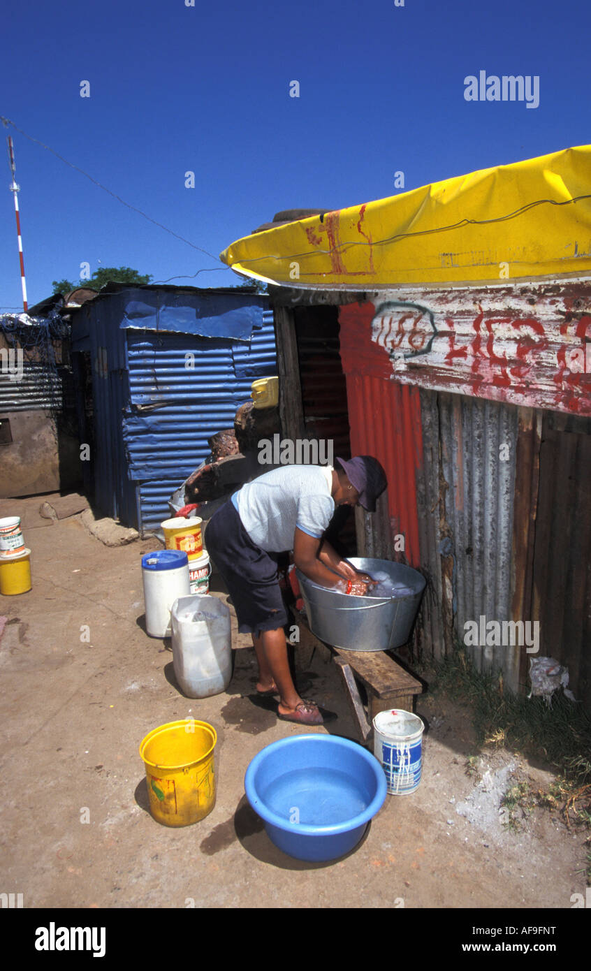 Südafrika Johannesburg, Soweto Township, Frau waschen vor Haus Stockfoto