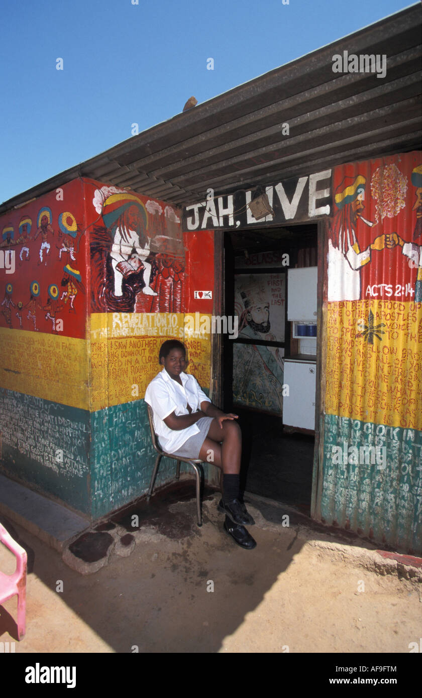 Südafrika Johannesburg, Soweto Township, Frau sitzt vor Haus Stockfoto