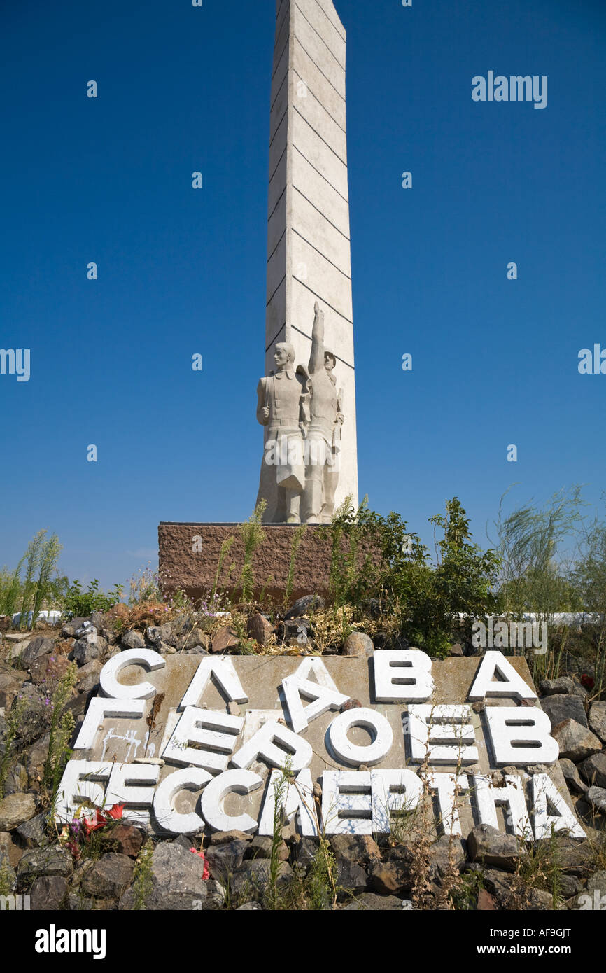 Verfallenden Kriegerdenkmal in Sarata, Ukraine, in Erinnerung an einen zweiten Weltkrieg Schlacht im August 1944 gebaut Stockfoto