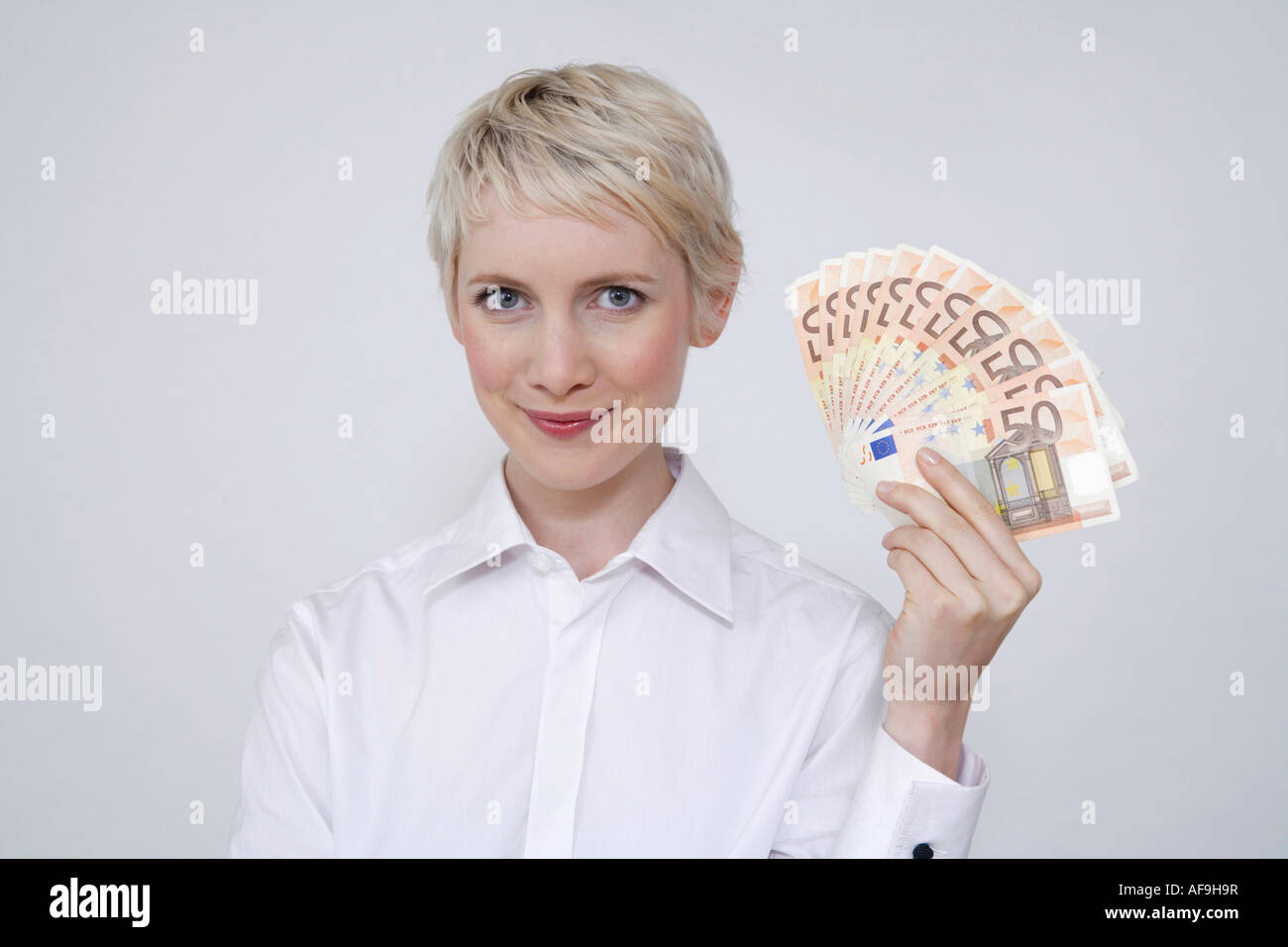 Junge Frau halten Geld, portrait Stockfoto