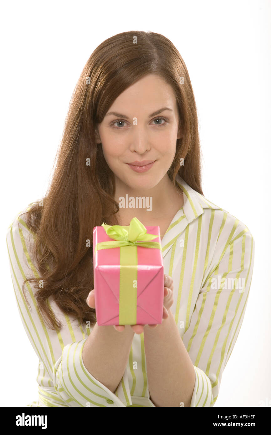 Junge Frau Rosa Holding vorhanden, Porträt Stockfoto