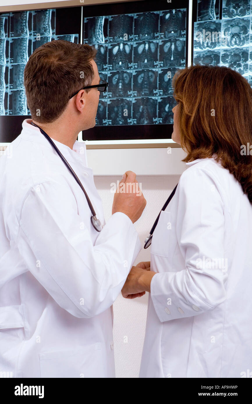 Männlichen Arzt und eine Ärztin untersucht einen Röntgen-Bericht Stockfoto