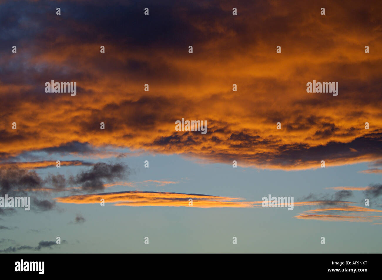 Leuchtend orange Wolken bei Sonnenuntergang Himmel n.o. Sutherland Schottland Stockfoto