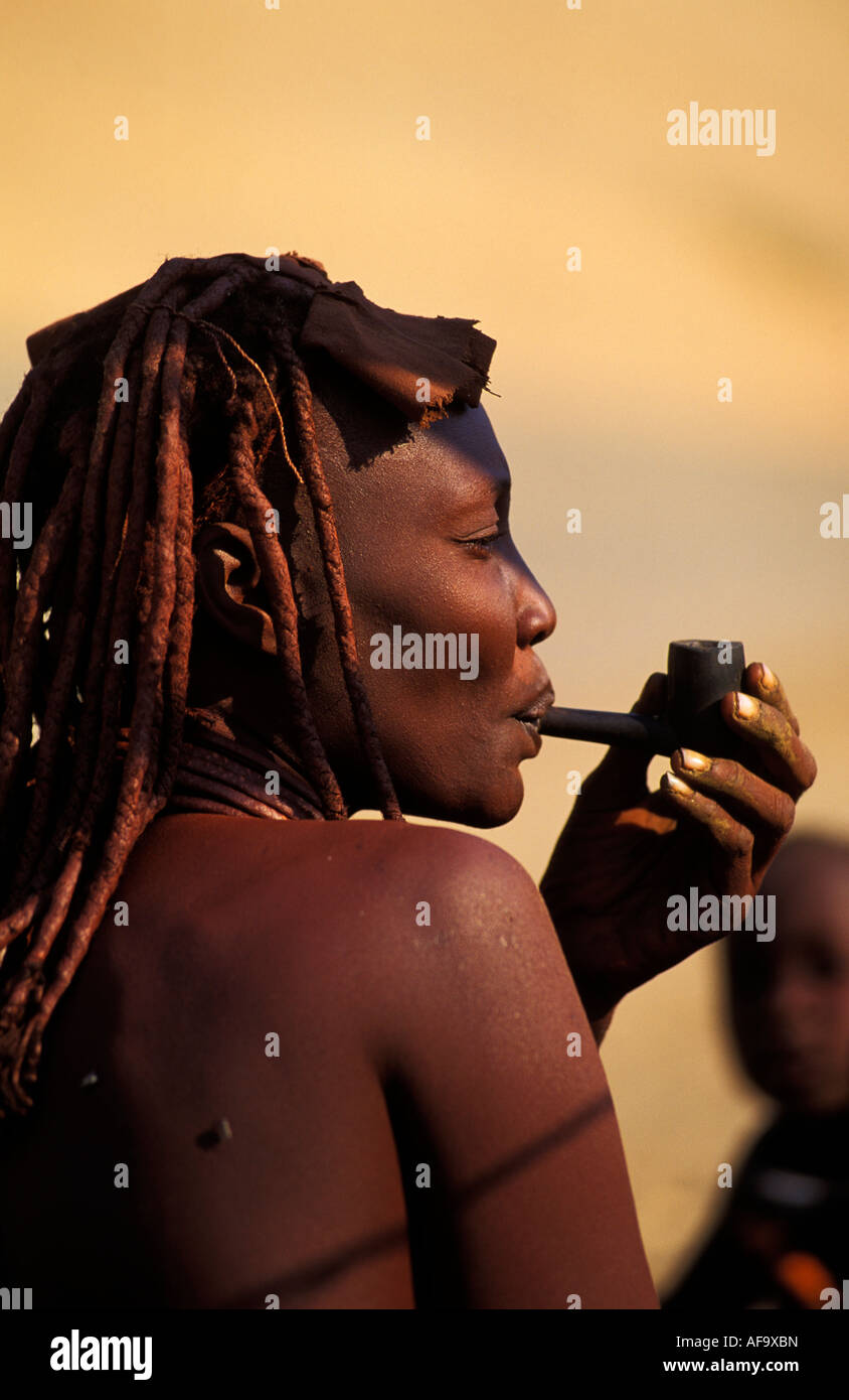 Porträt von Himba Frau Pfeife, Kaokoveld; Namibia Stockfoto