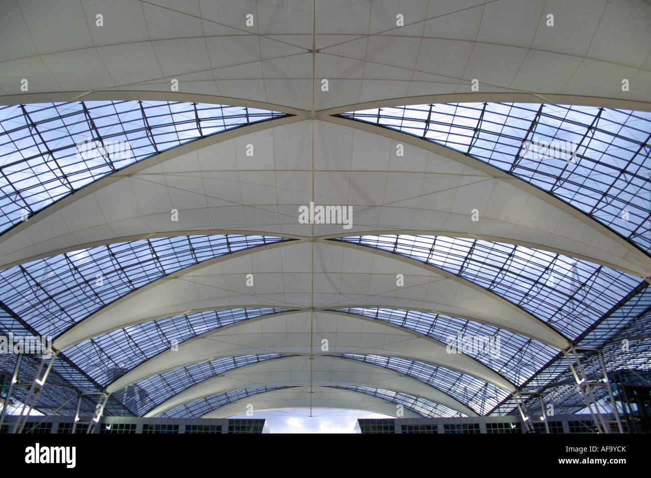 Dachkonstruktion aus Metall und Glas Stockfotografie - Alamy