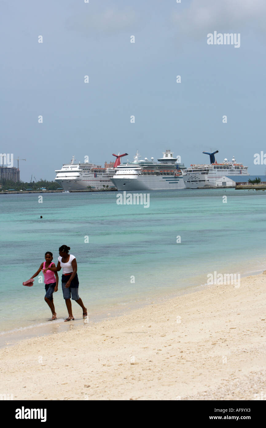 Blick von der Western Esplanade Beach der Kreuzfahrtschiffe in Nassau Harbour Nassau, New Providence, Bahamas Stockfoto