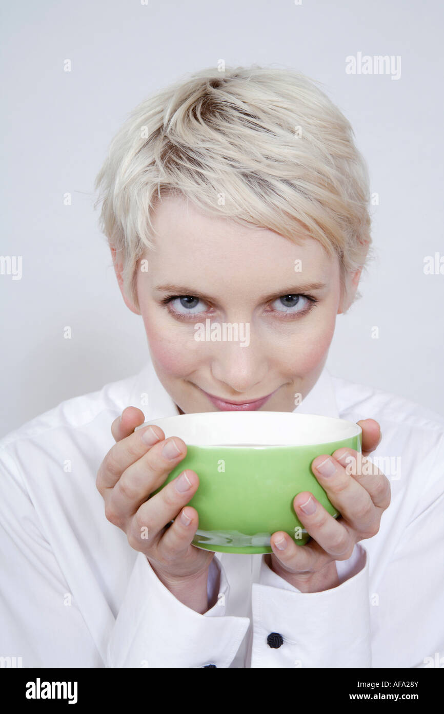Junge Frau mit Tee Schale, Portrait Stockfoto